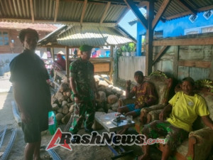 Musim Hujan Datang, Babinsa Ingatkan Warga Jaga Kebersihan dan Perbaiki Drainase