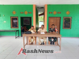 Kodim 1602/Ende melalui Babinsa Kawal Penyaluran Bantuan Langsung Tunai untuk Warga Desa Ngalukoja