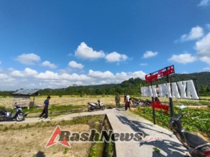 Ciptakan lingkungan yang bersih dan sehat, Babinsa 1623-04/Sidemen bersama aparatur Desa melaksanakan gotong royong.