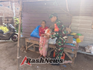 Peduli Sesama, Babinsa Sekongkang Ringankan Beban Warga Lansia Lewat Jumat Berkah