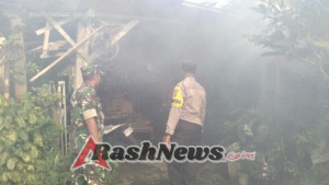 Wujud Kepedulian Terhadap Kesehatan Warga, Babinsa Dampingi Fogging Lingkungan