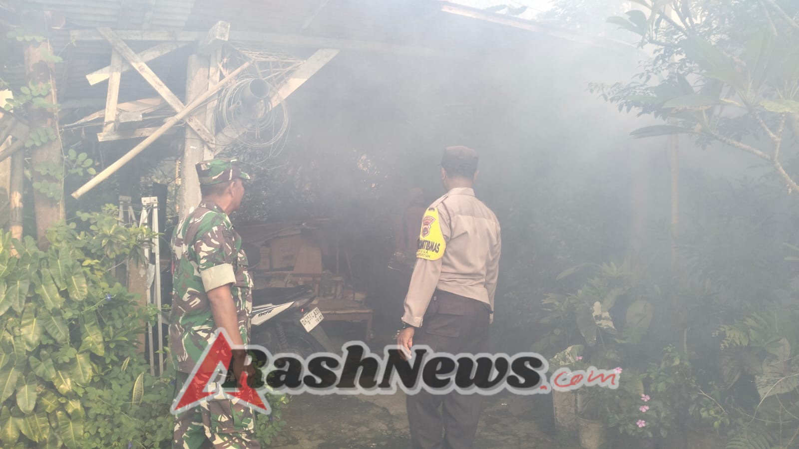 Wujud Kepedulian Terhadap Kesehatan Warga, Babinsa Dampingi Fogging Lingkungan