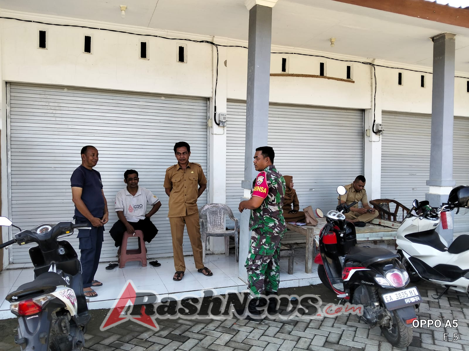 Tingkatkan Keamanan Lingkungan, Babinsa Desa Seran Dorong Perbaikan Lampu Penerangan Jalan