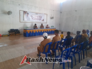 ‎Babinsa Koramil 1607-09/Utan Aktif Dampingi Warga Terima BLT-DD