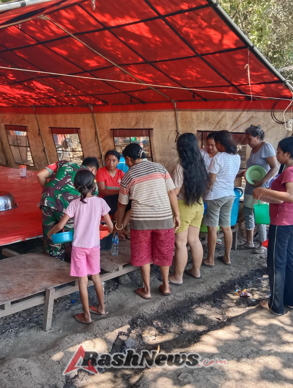 Koramil Wulanggitang Aktif Pantau dan Bantu Pengungsi di Wilayah Binaannya