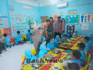 Program MBG Hadir di Kampung Bugis, Babinsa Pastikan Penyaluran Berjalan Tertib dan Lanc