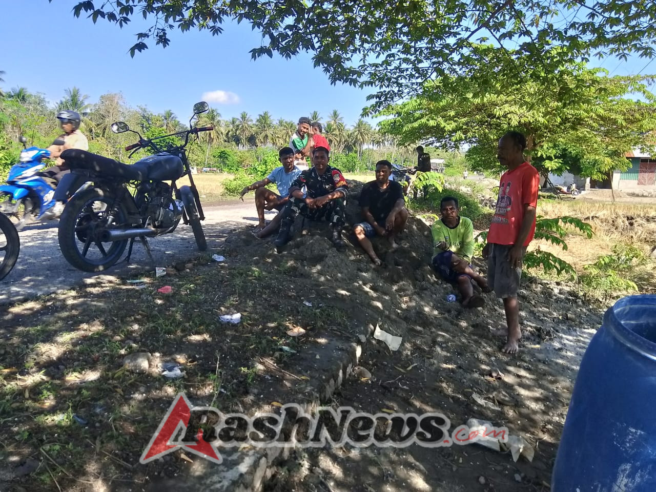 Wujudkan Wilayah Binaan Aman dan Bersih, Babinsa Gelar Komsos di Aewora