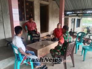 Perkuat Kemanunggalan TNI-Rakyat, Babinsa 1602/Ende Gelar Komsos di Wilayah Binaan