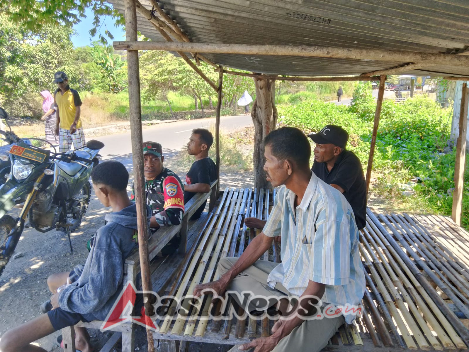 Babinsa Koramil 1602-04/Maurole Dampingi Komsos dan Puldata di Desa Aewora