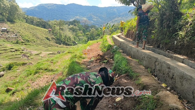 Anggota Kodim 1612/Manggarai Bangun Saluran Irigasi di Desa Pinggang dalam Program TMMD ke-126