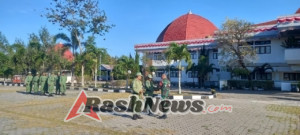 Tingkatkan Pembinaan Teritorial, Babinsa Soe Dampingi Linmas dan Pantau Pekerjaan Drainase Warga