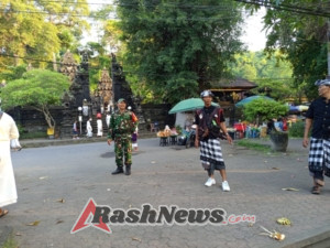 Babinsa 1623-06/Selat hadir ditengah-tengah masyarakat amankan upacara keagamaan.