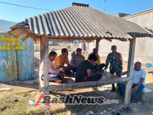 Wujud Kepedulian TNI, Babinsa Desa Kiantar Laksanakan Monitoring dan Komsos Bersama Warga