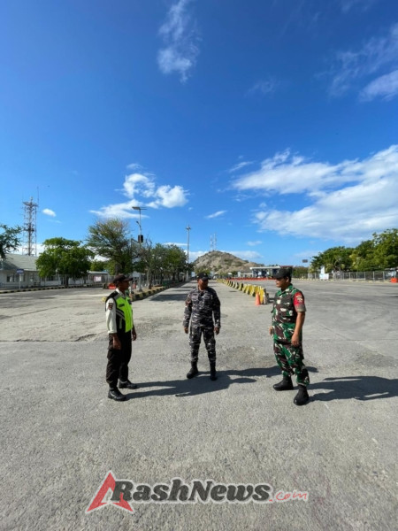 Tingkatkan Kewaspadaan, Babinsa Koramil 1628-04/Poto Tano Gelar Pengamanan Pelabuhan