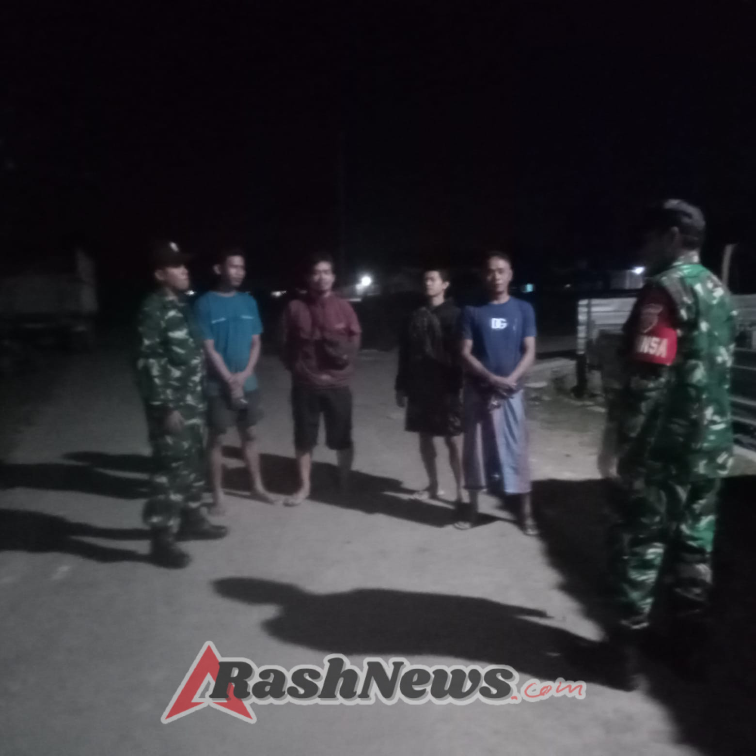 ‎Patroli Malam Koramil Ropang Perkuat Sinergi TNI dan Masyarakat di Lantung