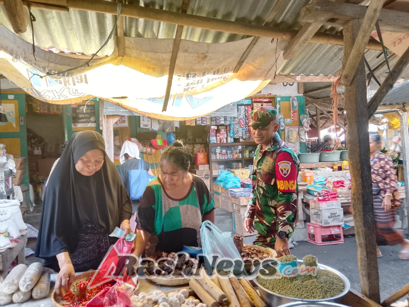 Babinsa Wolowaru Hadir di Tengah Masyarakat Pasar Bokasape untuk Jaga Ketertiban