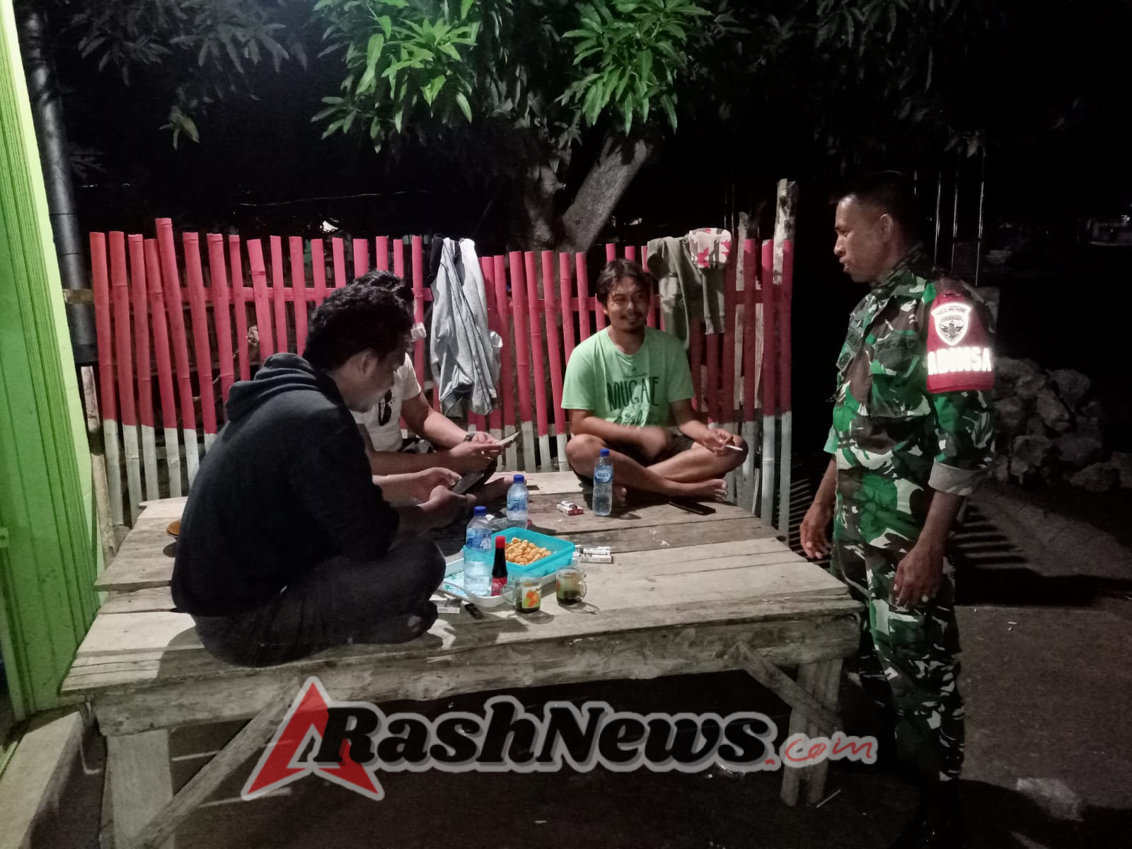 Babinsa Desa Roka Himbau Warga Waspada Kebakaran di Musim Kemarau dengan Angin Kencang