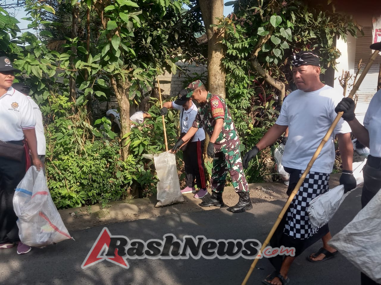 Babinsa dan Warga Sayan Bergerak Bersama Ciptakan Desa yang Bersih dan Asri