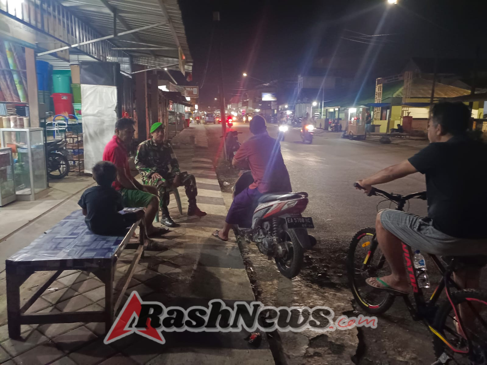 Babinsa Koramil 1628-01/Taliwang Terus Dekat dengan Warga Lewat Patroli Malam dan Imbauan Kamtibmas