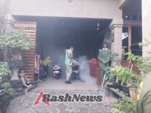 Babinsa Turun ke Lapangan, Pastikan Fogging di Griya Liligundi Berjalan Aman dan Efektif