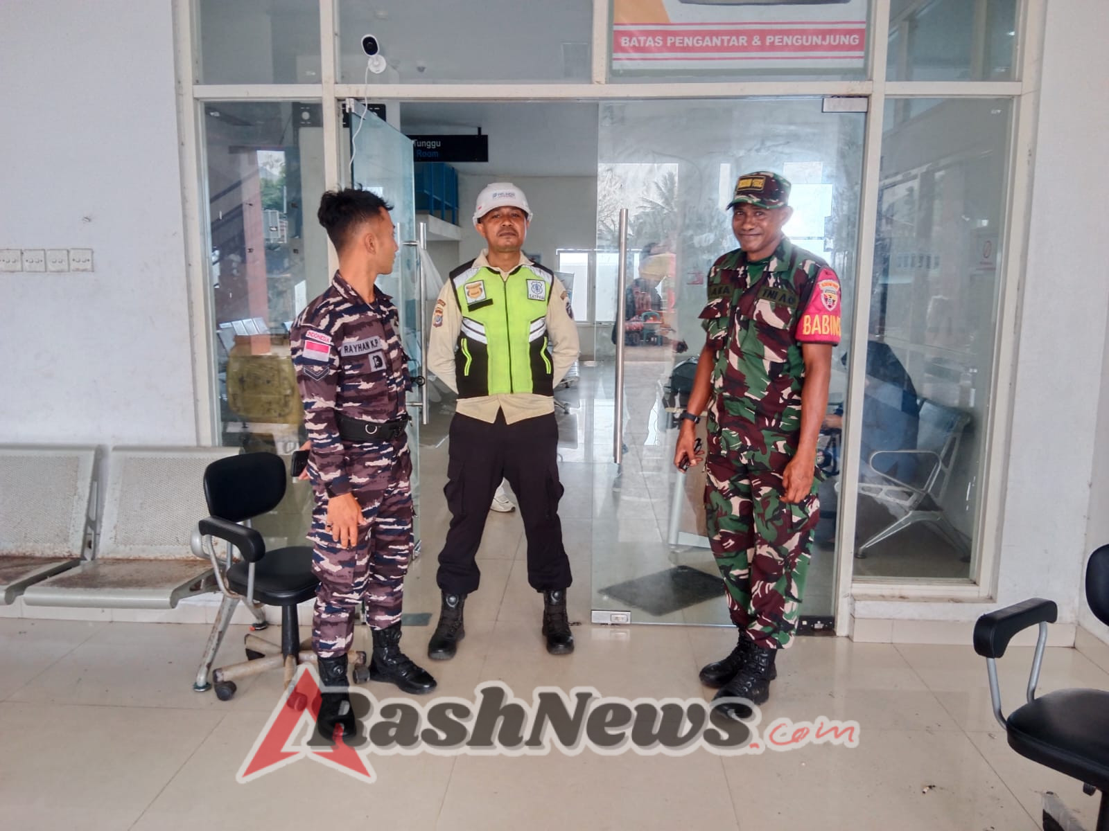 Wujud Tugas Teritorial, Babinsa Ende Amankan Aktifitas Bongkar Muat KM Wilis