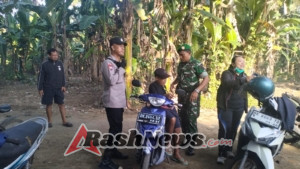 Basmi sarang nyamuk DBD, Anggota Koramil 1623-05/Manggis dampingi Tim Dinkes melaksanakan fogging.