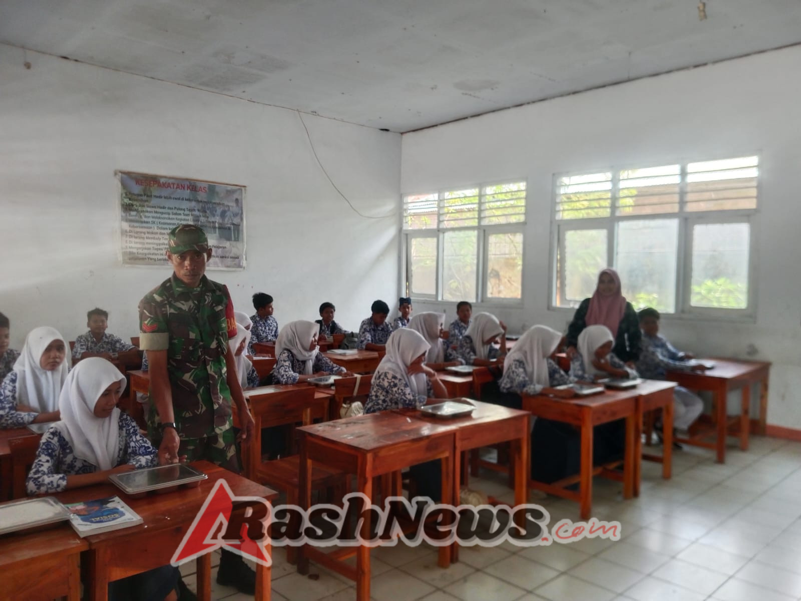 Babinsa  Jadi Garda Terdepan Sukseskan Kegiatan Makan Bergizi di Wilayah Kalampa