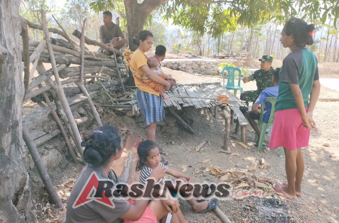 Sertu Jefri Nahak Teguhkan Semangat Gotong Royong di Desa Bisafe Lewat Dialog Santai Bersama Warga