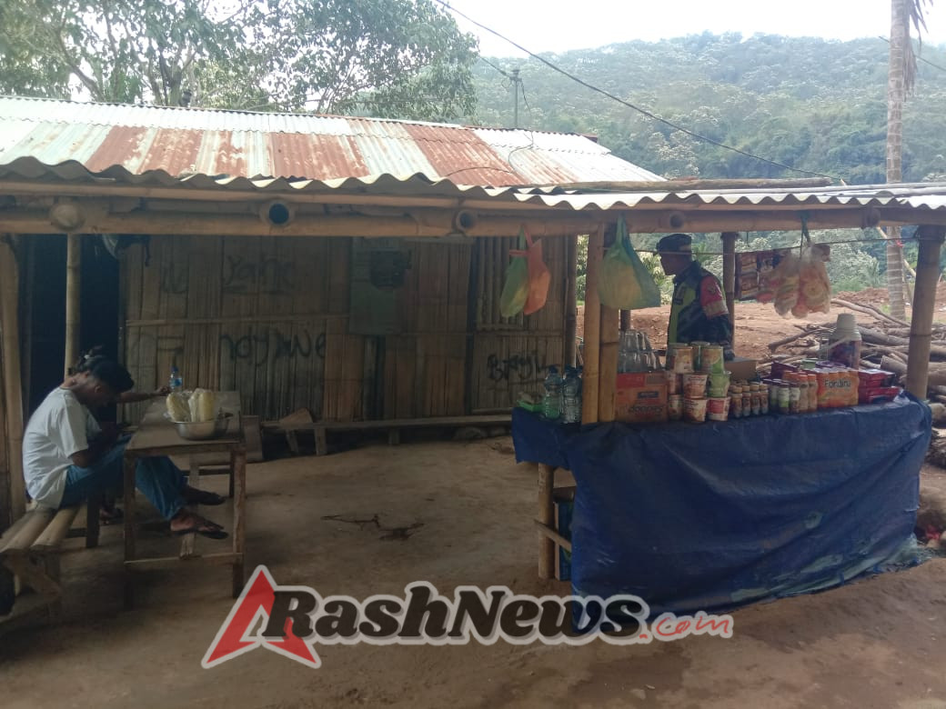 Babinsa Wolowaru Aktif Ciptakan Kondusifitas Melalui Komsos dan Pamwil di Desa Nduaria