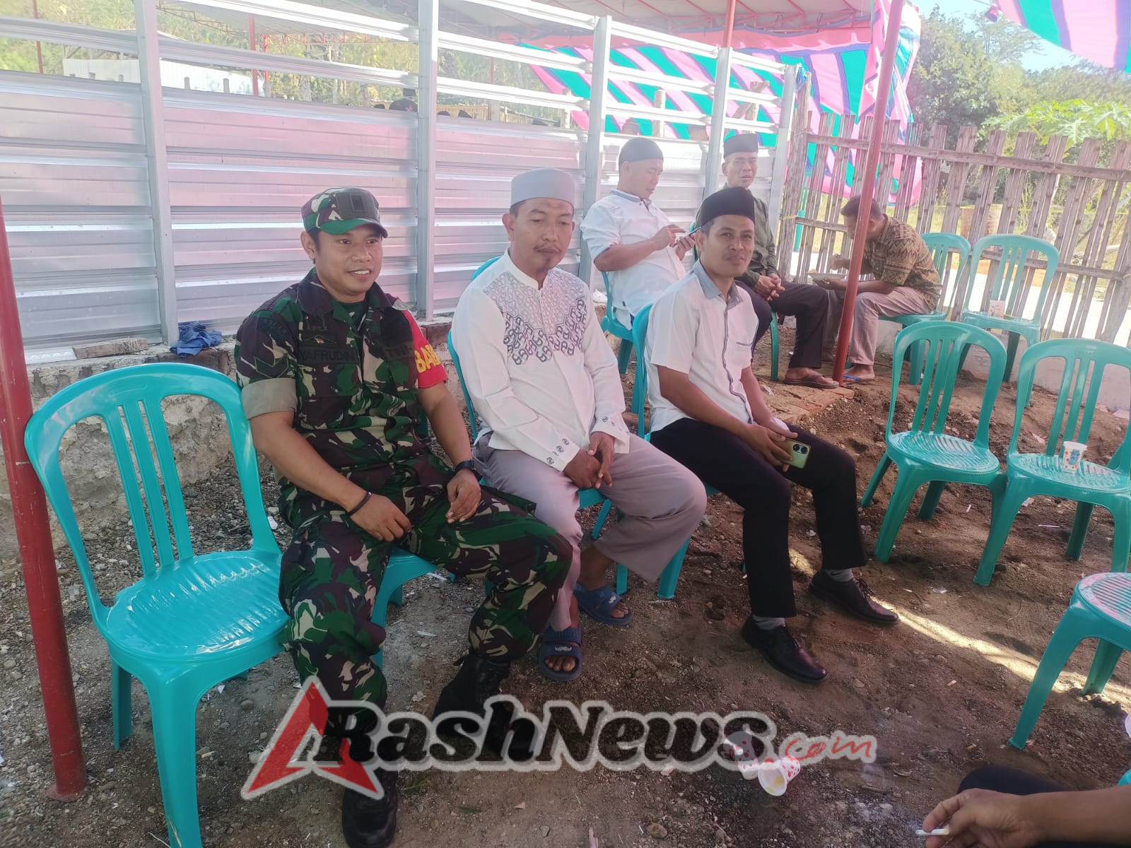 TNI dan Warga Bersinergi, Ciptakan Situasi Aman di Desa Meraran