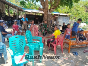 Babinsa Kuli Aisele Imbau Warga Patuhi Aturan Saat Gelar Pesta Pernikahan