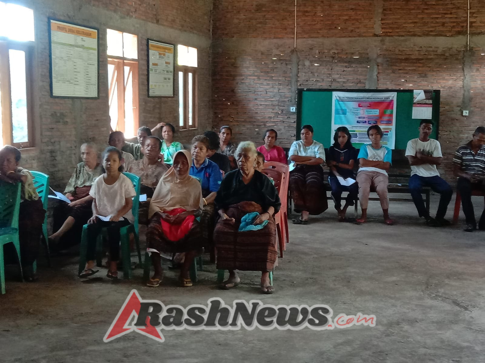 Masyarakat Desa Nggela Terima Bantuan Langsung Tunai dengan Suasana Tertib