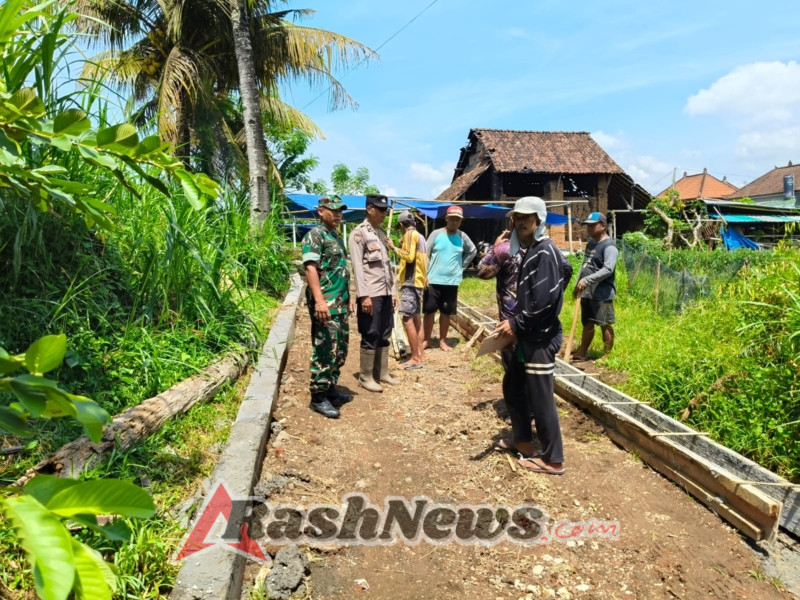 Babinsa Koramil 1616-01/Gianyar Pastikan Pembangunan Jalan Usaha Tani di Temesi Berjalan Sesuai Target