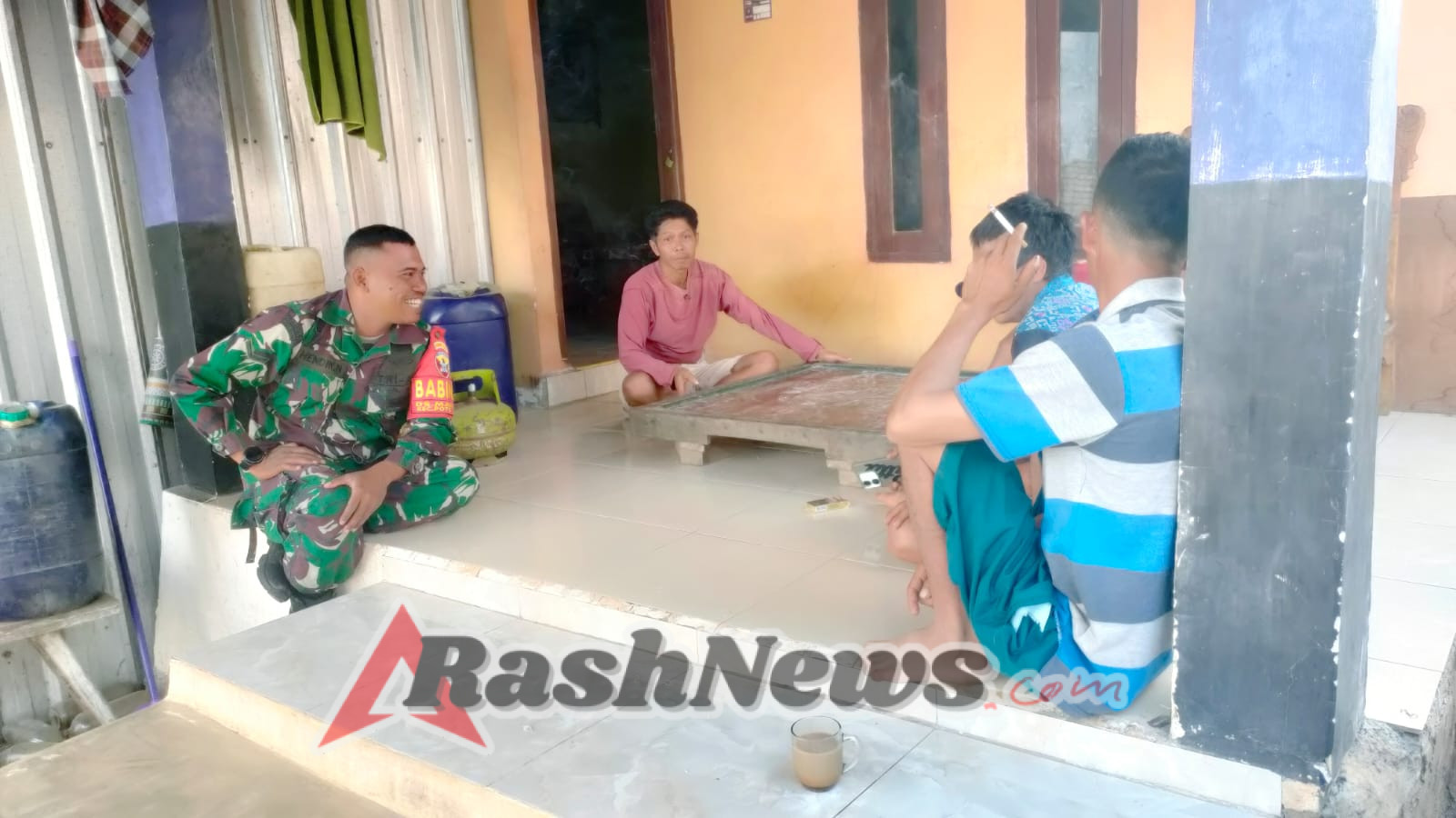 TNI Hadir untuk Rakyat, Babinsa Desa Seran Aktif Dukung Program Bansos Pemerintah