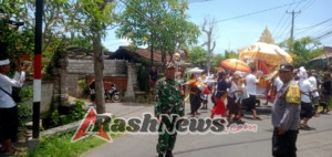 Sinergi Babinsa, Bhabinkamtibmas, dan Pecalang Amankan Upacara Pelebon