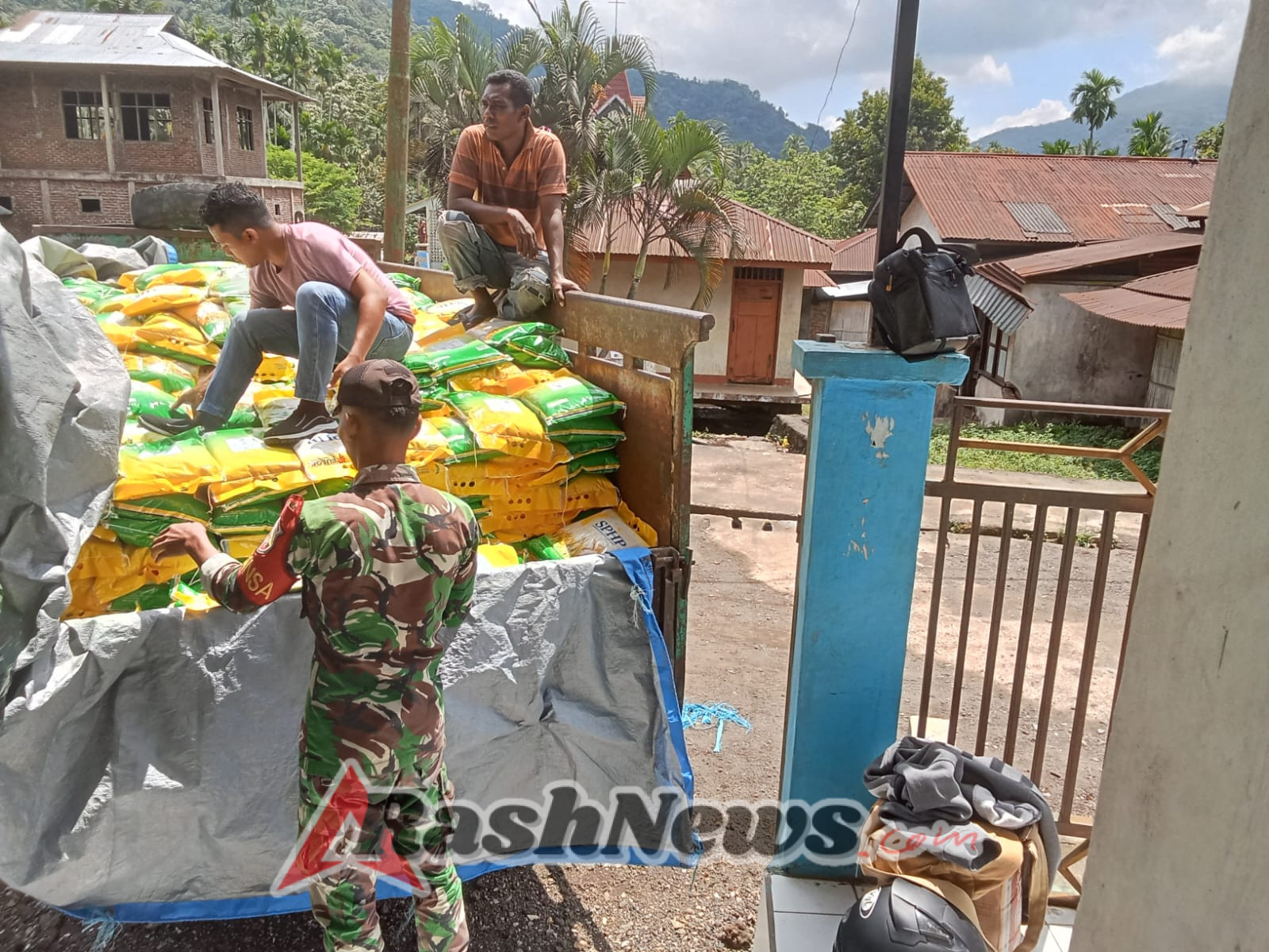 Kodim 1624/Flotim Bersama BULOG Jaga Stabilitas Harga Pangan di Tapobali