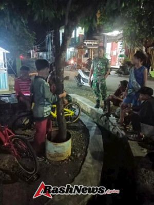 TNI Dekat dengan Rakyat, Babinsa Koramil 1628-03/Seteluk Serda Muhammad Hidir Aktif Jaga Keamanan Hingga Larut Malam