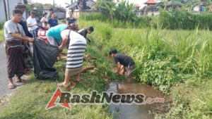 Berjibaku Dengan Lumpur Dan Sampah, Dedikasi Tanpa Batas Babinsa Kusamba Bersihkan Aliran Sungai