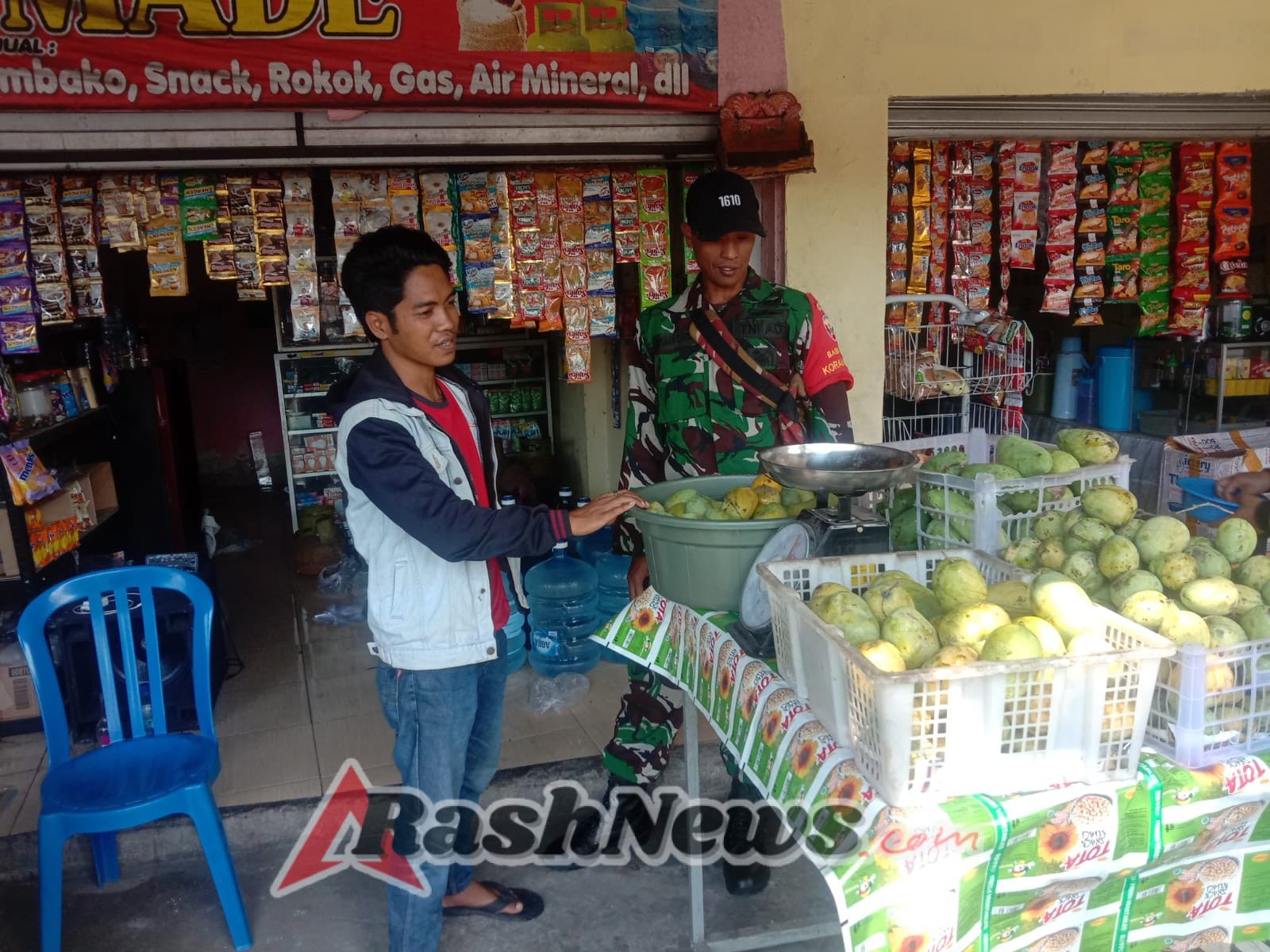TNI Manunggal Bersama Rakyat, Babinsa Semarapura Kangin Aktif Lakukan Komsos