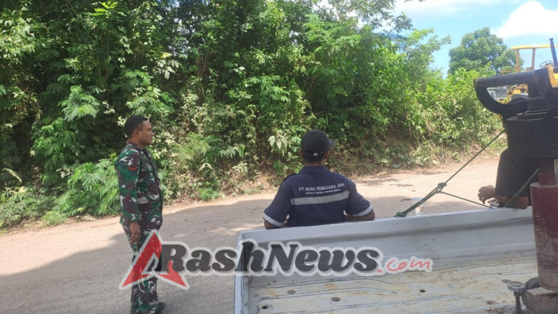 Babinsa 05/Bola Turun ke Lapangan, Tinjau Pembangunan Jalan Maumere–Bola