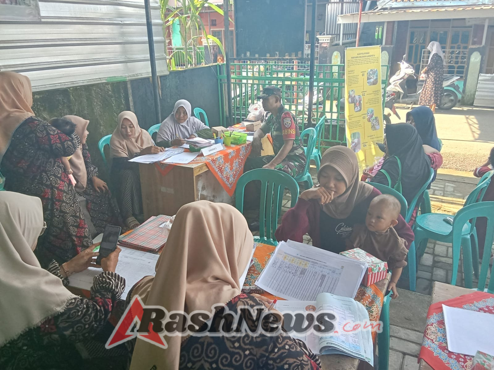 Sertu Irwansyah Pimpin Pendampingan Penimbangan Bayi dan Balita di Lamontet