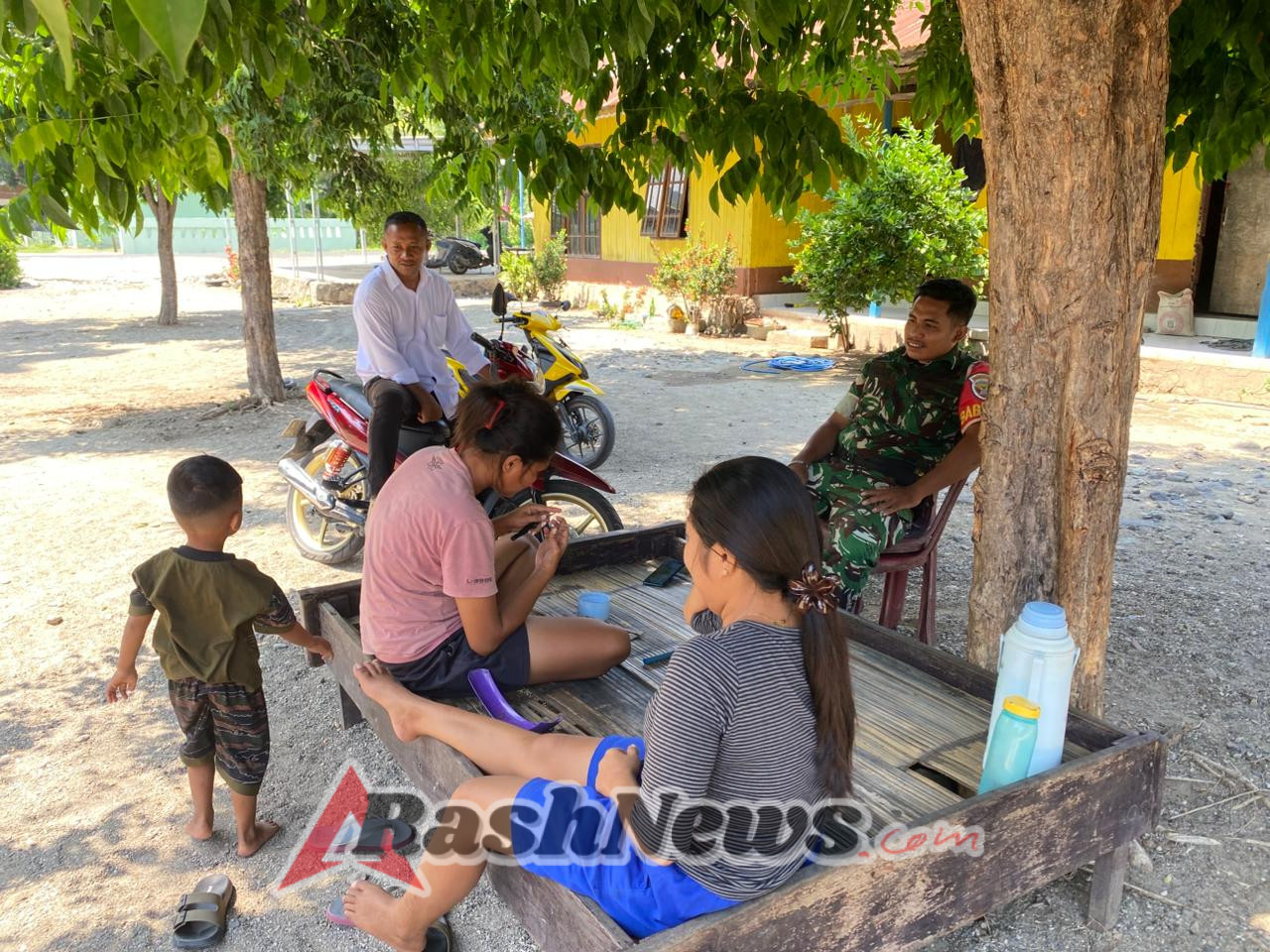Tingkatkan Keamanan dan Kepedulian Sosial, Babinsa 1602/Ende Gencarkan Kegiatan Komsos di Pedesaan
