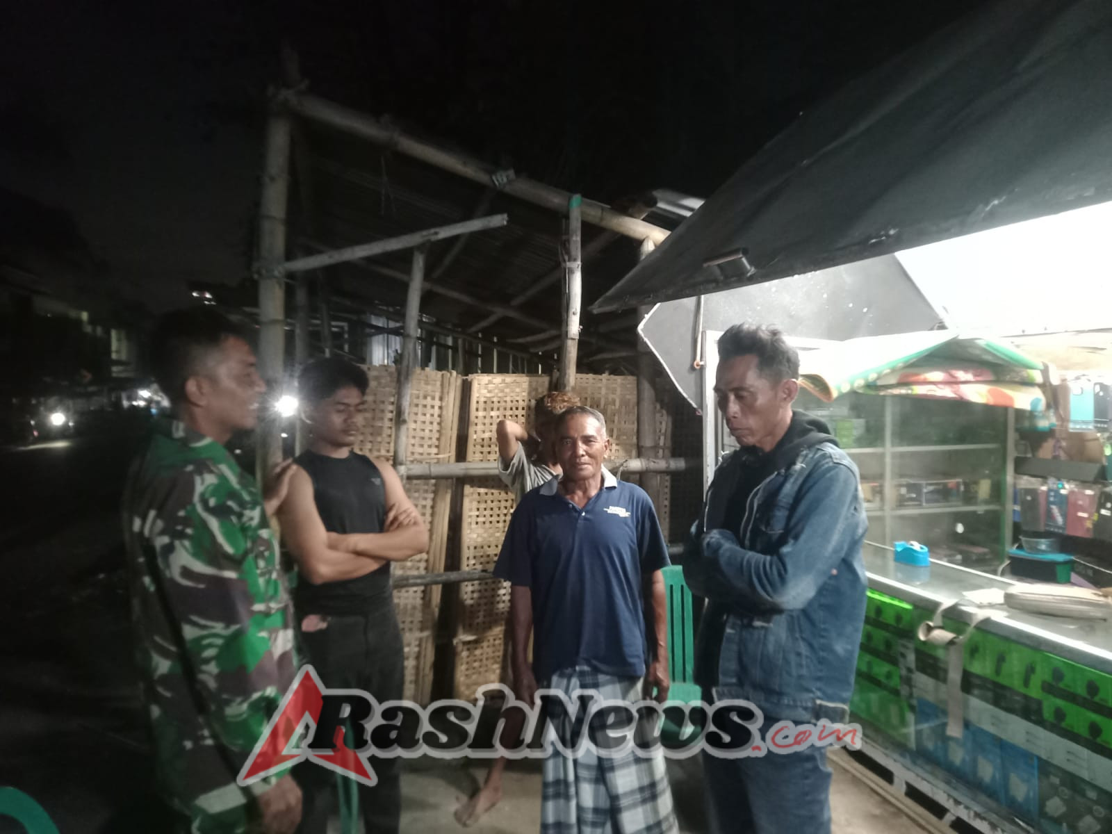 ‎Babinsa Desa Pijot Ajak Warga Jaga Keamanan dan Kebersihan Lingkungan Lewat Patroli Malam
