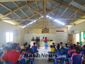 Babinsa Dampingi Pembagian Bantuan PKH di Desa Harona Kalla