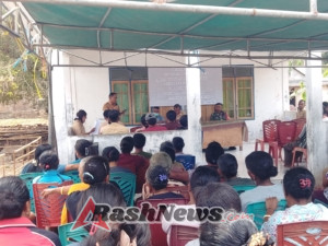 Babinsa Koramil 1624-01/Larantuka Hadiri Musyawarah Desa Validasi Data Penerima PKH dan BPNT di Desa Lamika