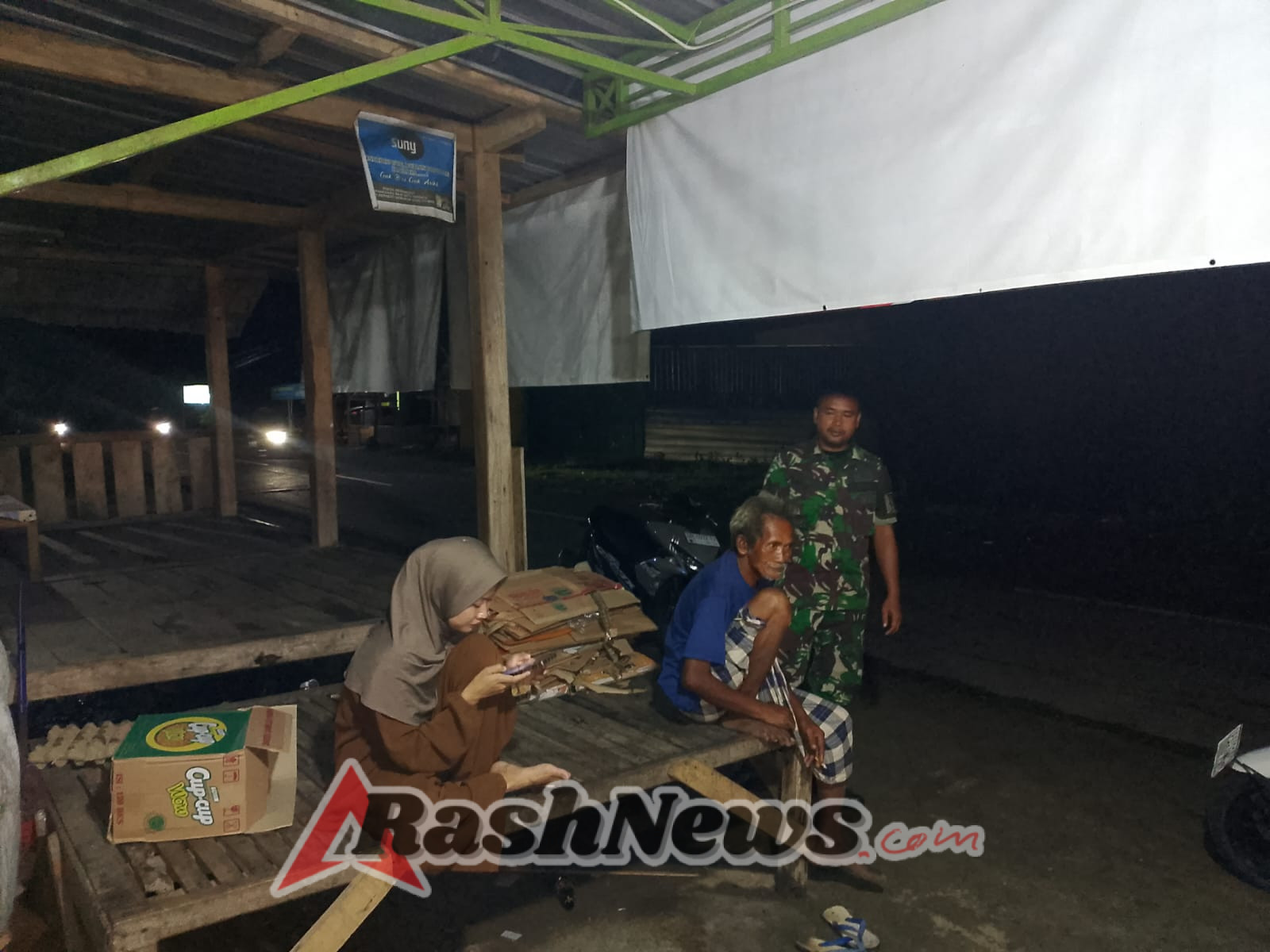 Babinsa Ingatkan Warga Poto Tano untuk Terus Jaga Keamanan Lingkungan