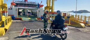 Sinergi TNI dan Masyarakat, Babinsa Senayan Pastikan Pelabuhan Poto Tano Aman dan Tertib