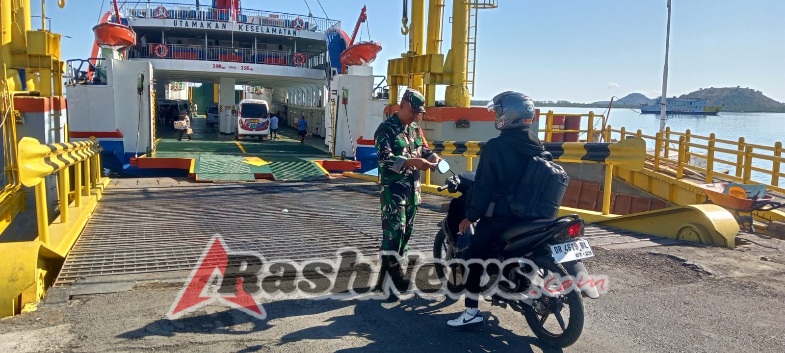 Sinergi TNI dan Masyarakat, Babinsa Senayan Pastikan Pelabuhan Poto Tano Aman dan Tertib