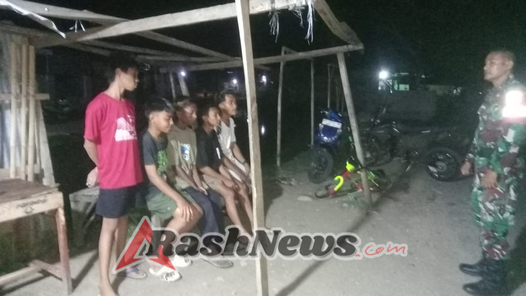 Wujudkan Kemanunggalan TNI-Rakyat, Babinsa Ende Hadir di Tengah Aktivitas Pelabuhan IPPI