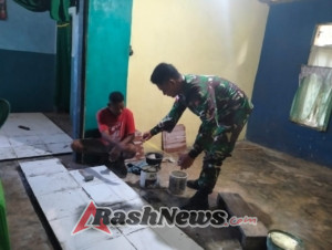 Babinsa Desa Bangang Bantu Warga Pasang Keramik, Wujud Nyata Kedekatan TNI dengan Rakyat